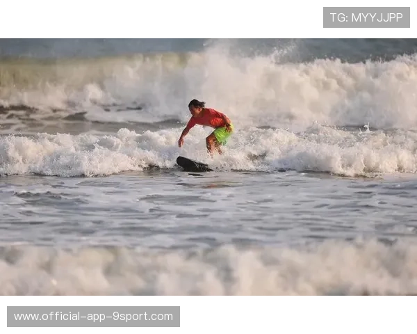 冲浪女子组选手踩上巨浪顶端,全场瞬间安静