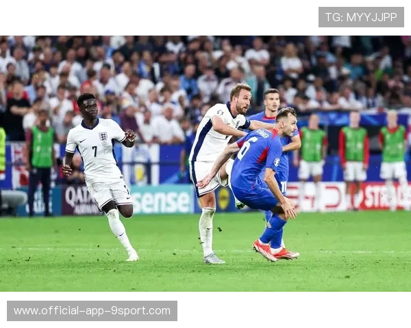 球员在欧洲杯中以快速反击成为媒体焦点，欧洲杯球员倒地不起